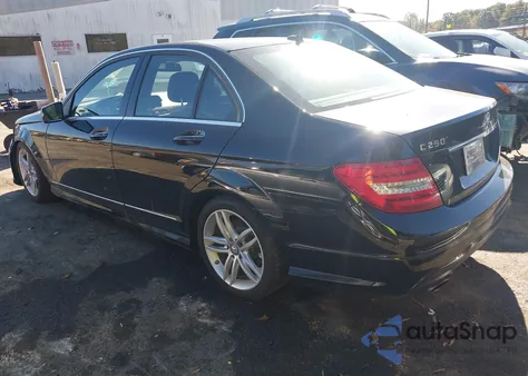 2013 Mercedes-Benz C 250 Sport z USA, uszkodzony, nr VIN WDDGF4HB7DR273292